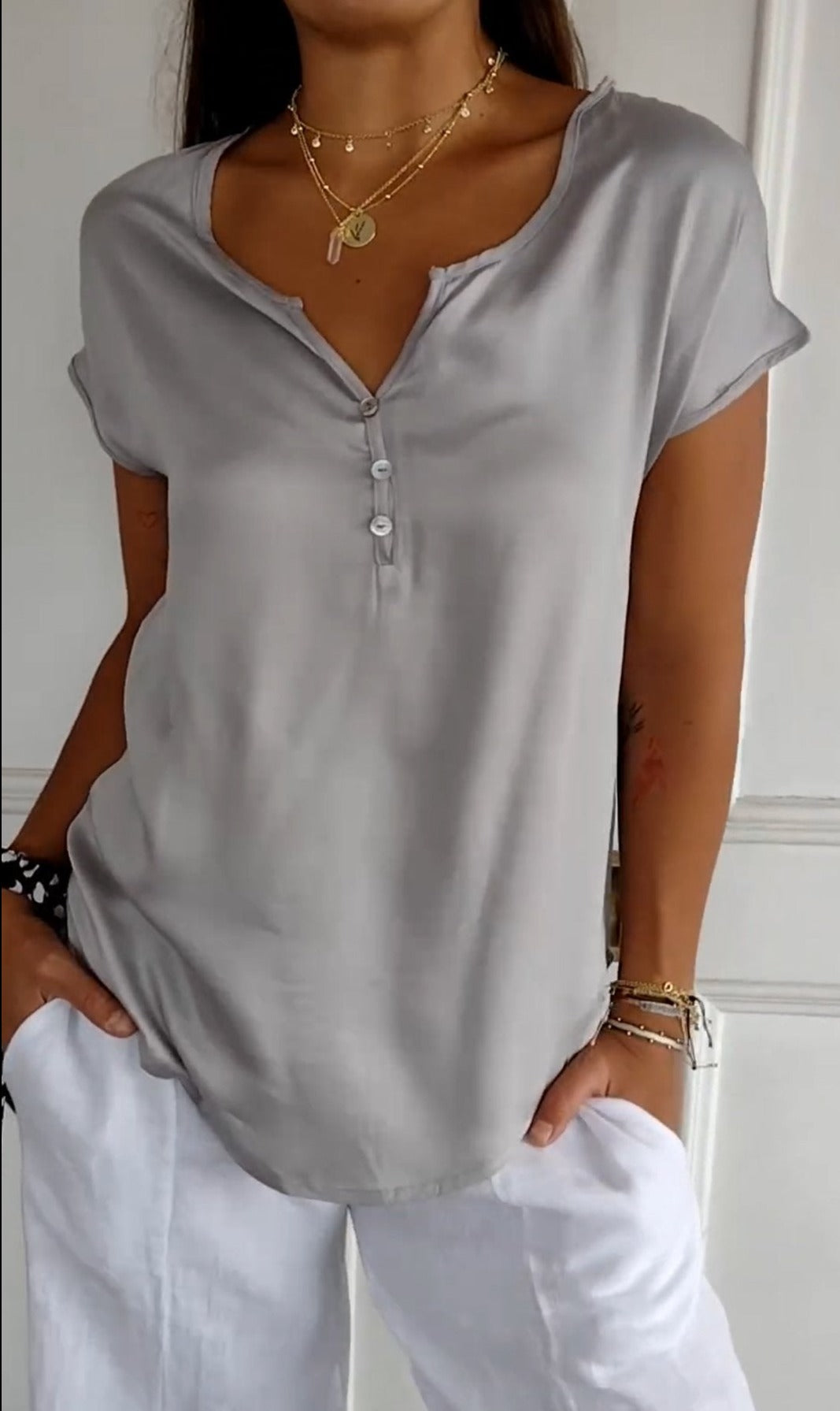 Lize™ - Elegant t-shirt with V-Neck and buttons